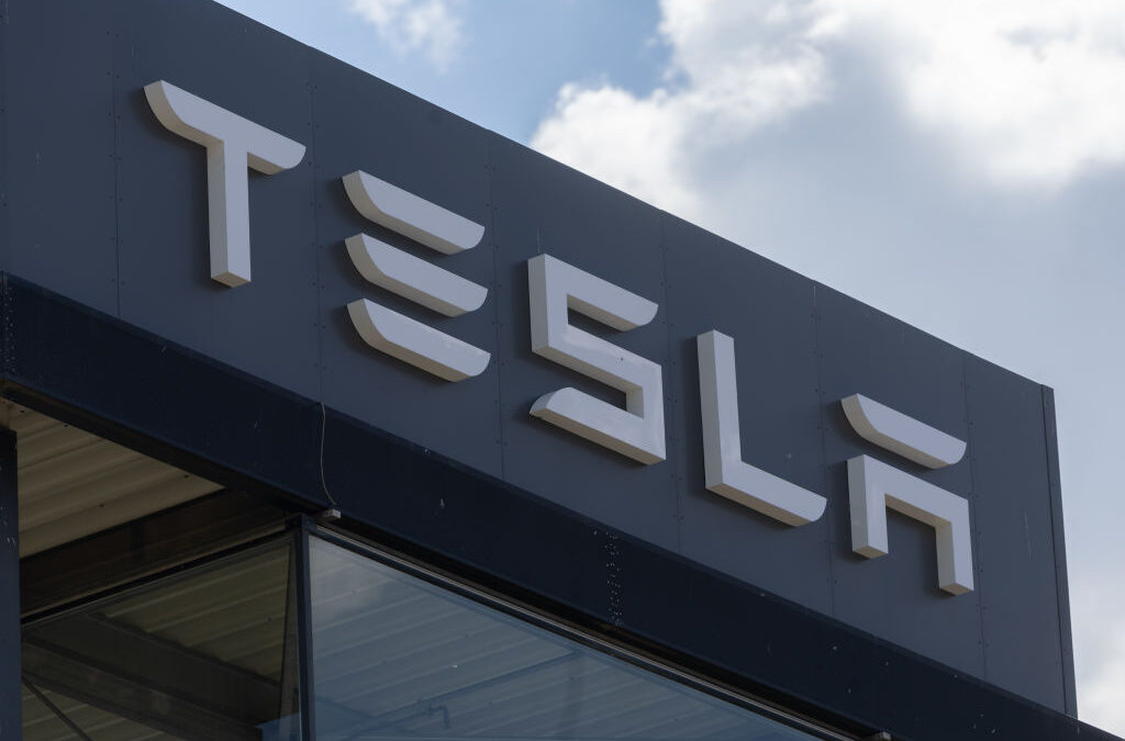 Milliardaires | Elon Musk présente son futur robot-taxi autonome